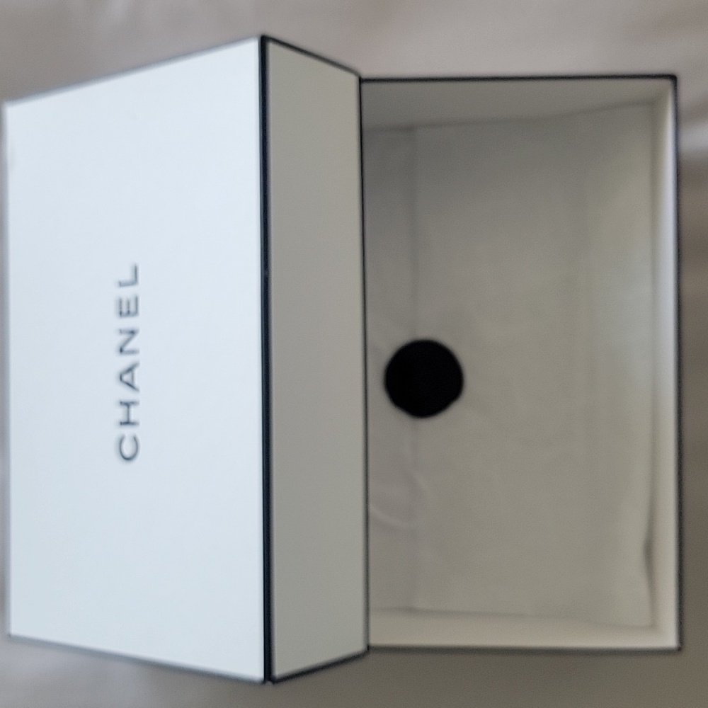CHANEL Elegant White Box with Black Dust Bag - Picture 2 of 8